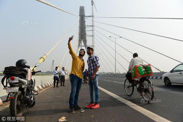 江南登录入口app下载-新疆小女孩在机场即兴跳舞