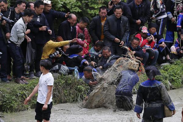 威尼斯888电子游戏-“提灯定损”之地探访：村里住着很多陪读妈妈�，当地民宿遭大量退订