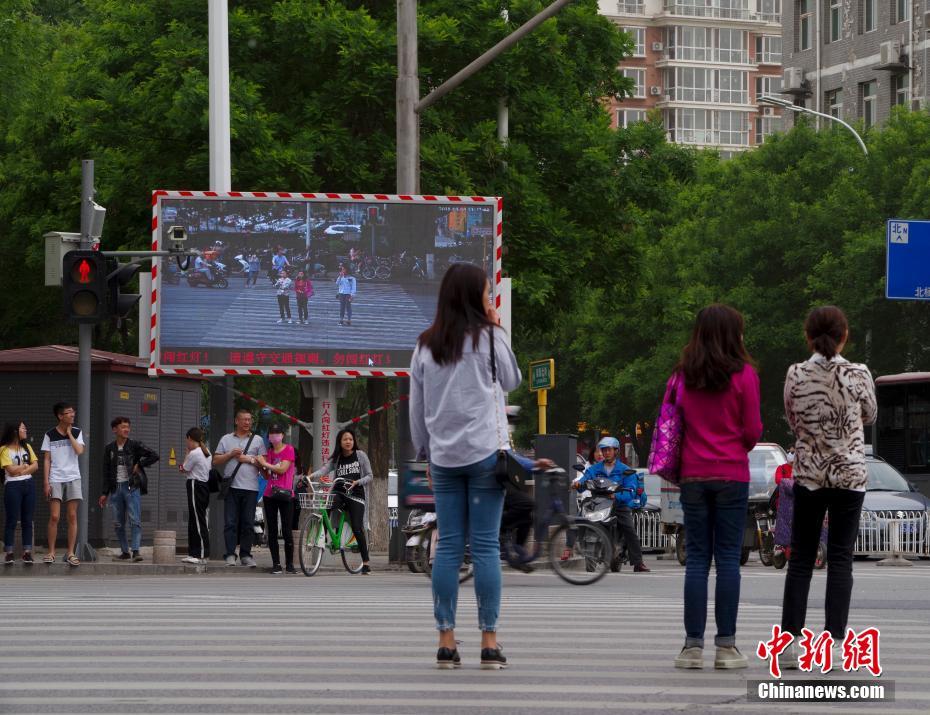 半岛星空体育-女子因蒜苗被轧怒砸奔驰车，河南警方：双方就财产损失达成谅解