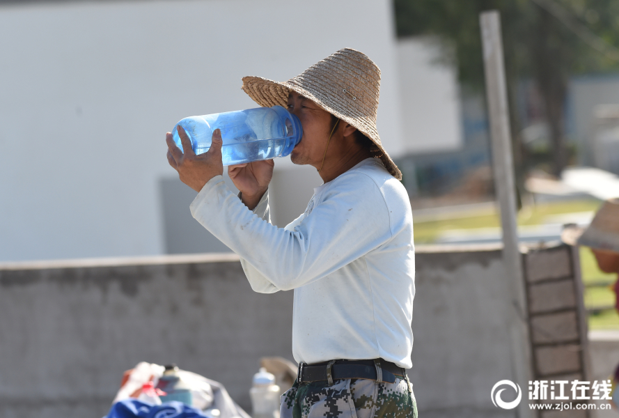 半岛在线登录官网-奚梦瑶何猷君街头争吵