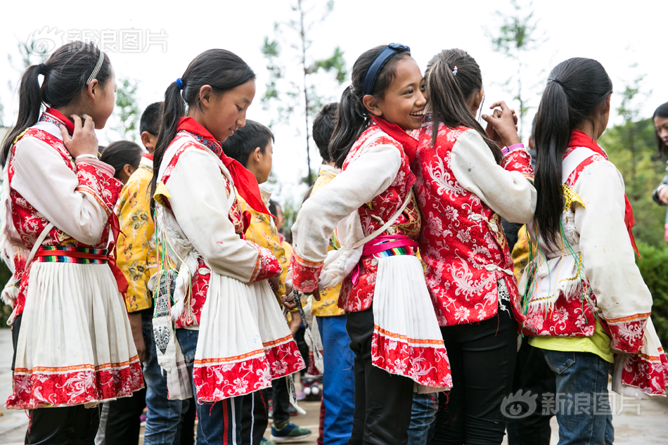 银河十大平台-新疆小女孩在机场即兴跳舞