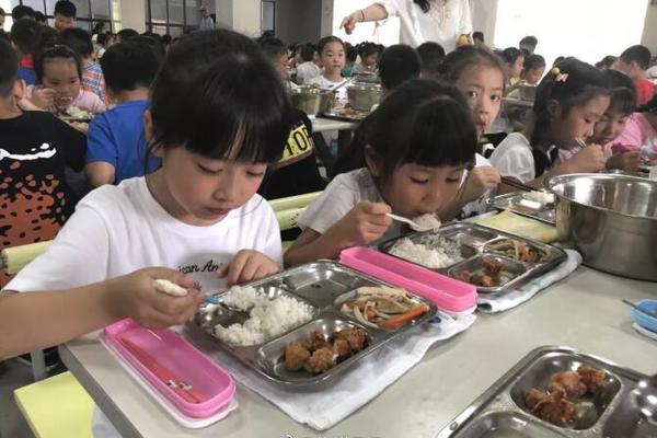 银河十大平台-新疆小女孩在机场即兴跳舞