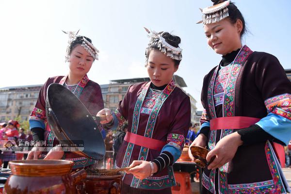 bob娱乐官方网站-“提灯定损”之地探访：村里住着很多陪读妈妈	
，当地民宿遭大量退订