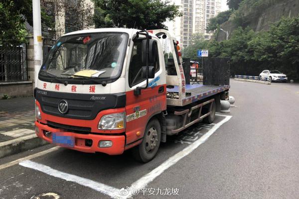 江南官方入口-新疆小女孩在机场即兴跳舞