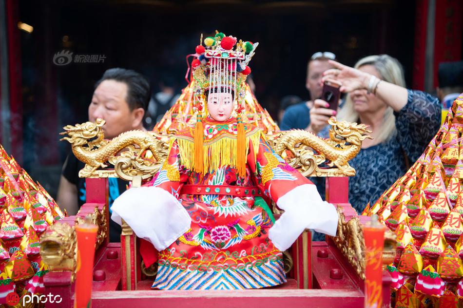 乐鱼官网开户-今年唯一日全食:太阳被吞成指环