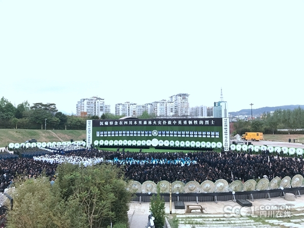 火博游戏平台-新疆小女孩在机场即兴跳舞