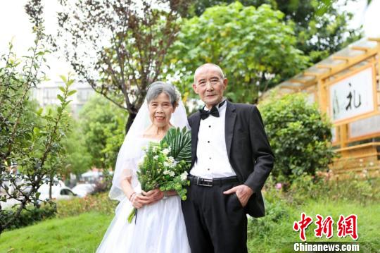 仟亿娱乐官网-“王婆说媒”保安下跪向游客道歉