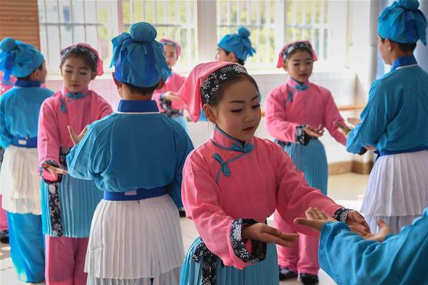 b体育登录入口-14 岁女儿抑郁焦虑休学一年多	，一年级儿子也不想去学校，总问为什么姐姐可以不去，应该怎么解释？