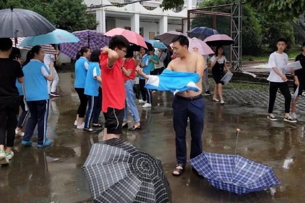 半岛在线登录入口-新疆小女孩在机场即兴跳舞