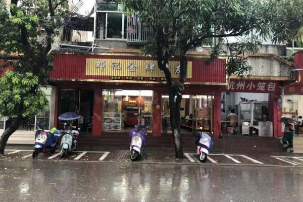 953娱乐官网-重庆一女子在奶茶店脱光上衣