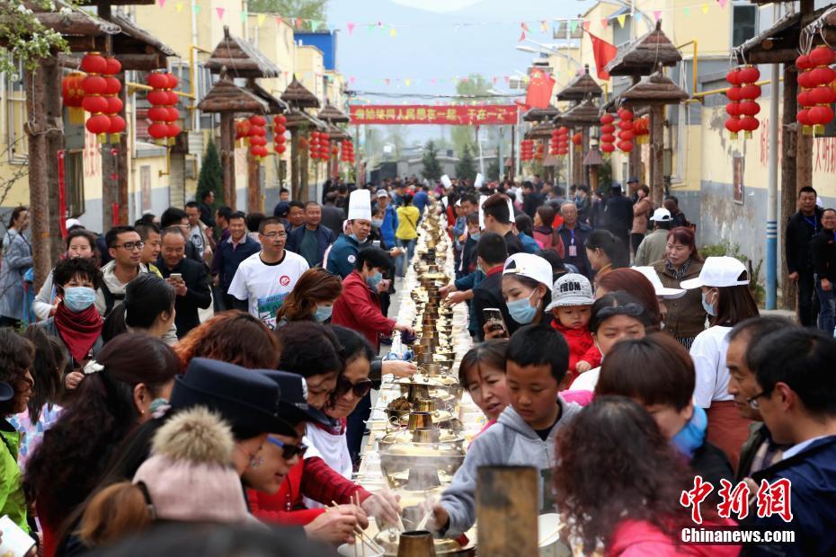 半岛在线官网-为什么每天出门的时候我家猫都不会送我�，但是下班却会积极得迎接我？