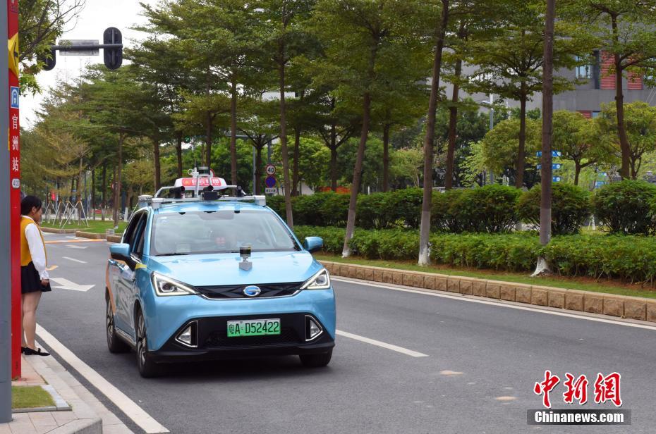 欧宝登录入口-新疆小女孩在机场即兴跳舞