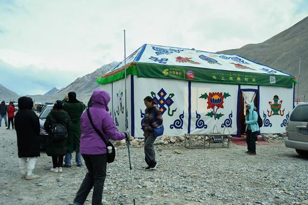 银河游戏娱乐登录-平顶山执法人员拉扯女子抢夺手机