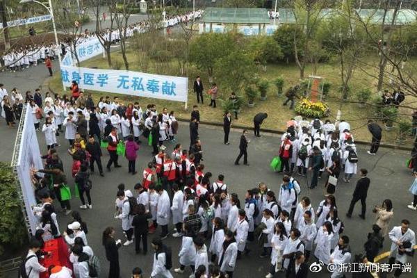 985娱乐下载-“提灯定损”之地探访	：村里住着很多陪读妈妈，当地民宿遭大量退订