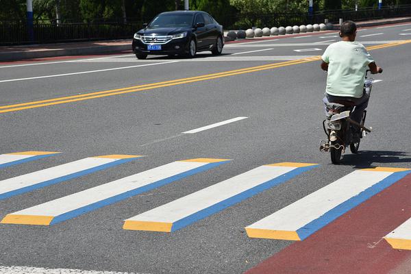 b 体育下载-新疆小女孩在机场即兴跳舞