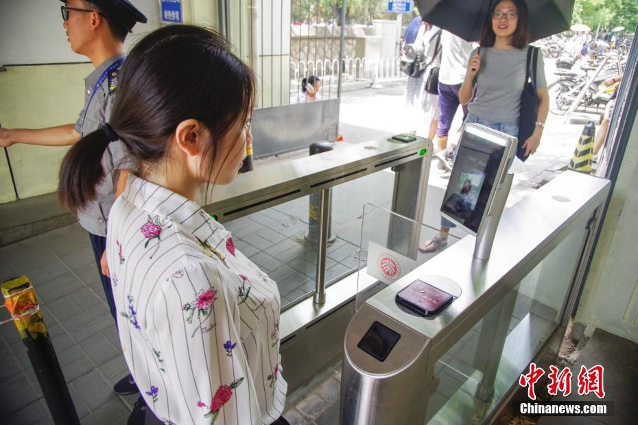 澳门吉尼斯人游戏平台下载-女子因蒜苗被轧怒砸奔驰 警方通报