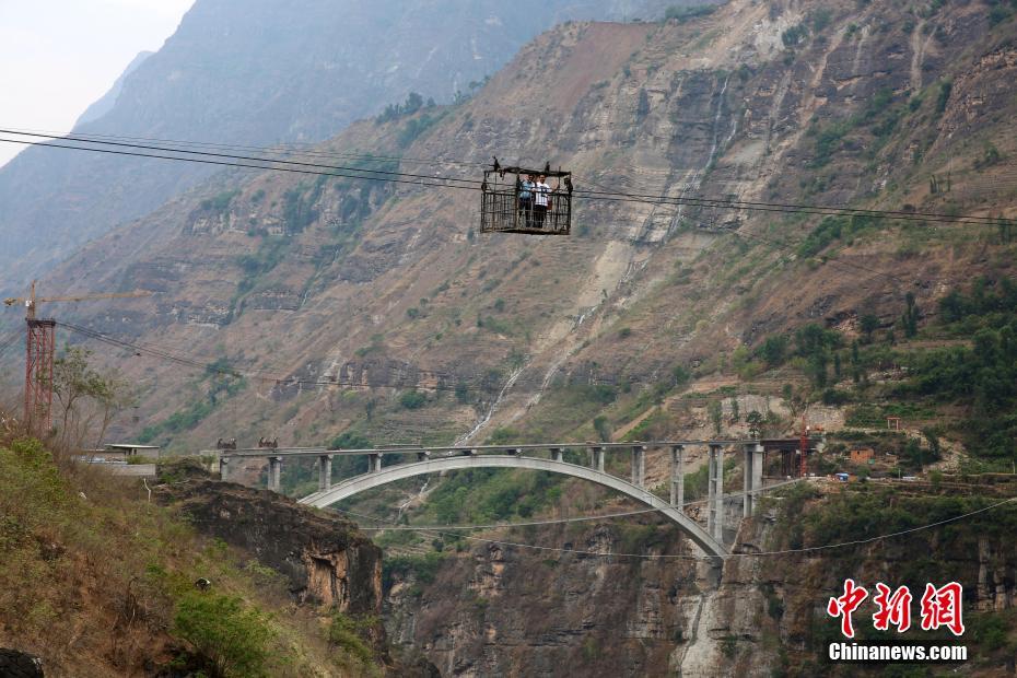 九州平台娱乐网-万岁山保安自扇耳光下跪向游客道歉