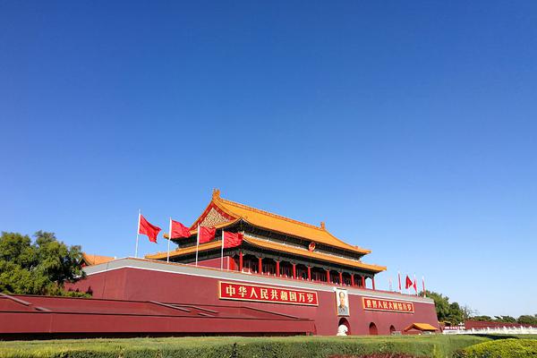 半岛星空体育-女子因蒜苗被轧怒砸奔驰车，河南警方

：双方就财产损失达成谅解