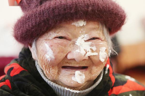 开云电子娱乐-周雨彤一次醉酒换来一生内向