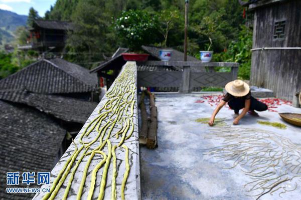 博亚娱乐网-新疆小女孩在机场即兴跳舞