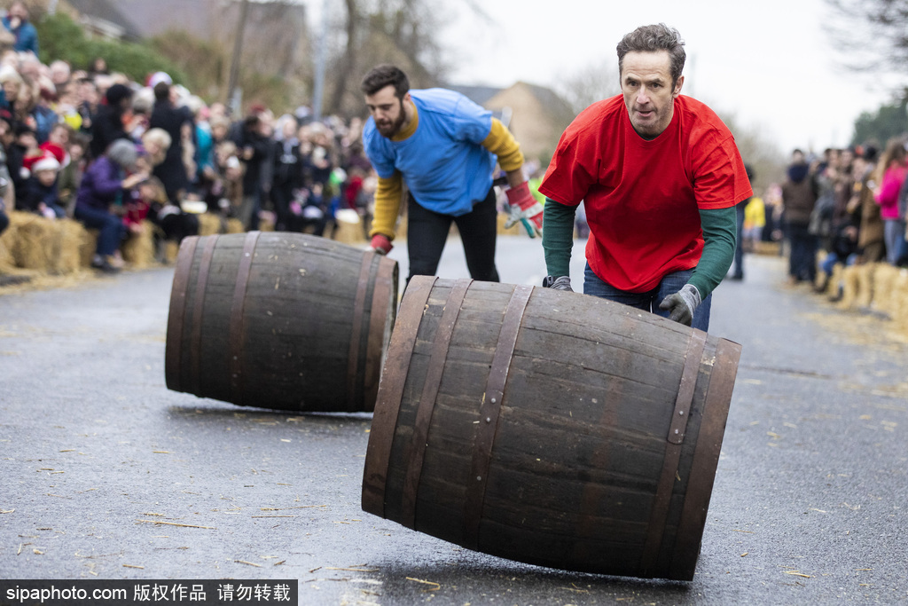 b 体育下载-新疆小女孩在机场即兴跳舞