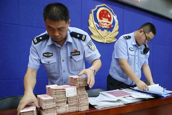 开元大厅下载-新疆小女孩在机场即兴跳舞