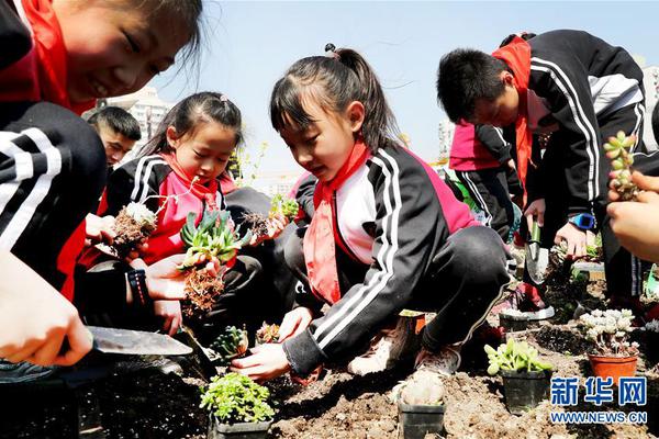 乐竞体育链接入口-传承优秀民族文化 百色市右江区爱新小学开展民族团结教育实践活动