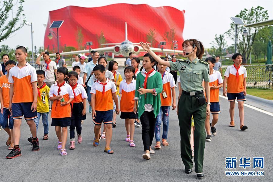 乐鱼官方在线登录-女子因蒜苗被轧怒砸奔驰车，河南警方：双方就财产损失达成谅解