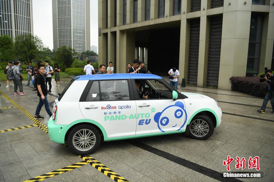 乐鱼在线登录入口-平顶山执法人员拉扯女子抢夺手机