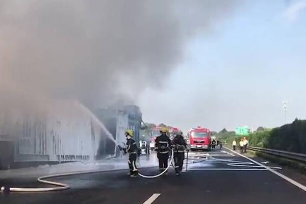 koko平台电竞官网-女子因蒜苗被轧怒砸奔驰车，河南警方：双方就财产损失达成谅解