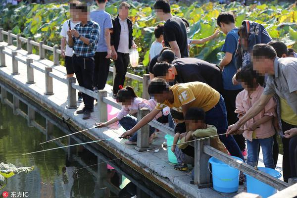 买球赛的网站-新疆小女孩在机场即兴跳舞