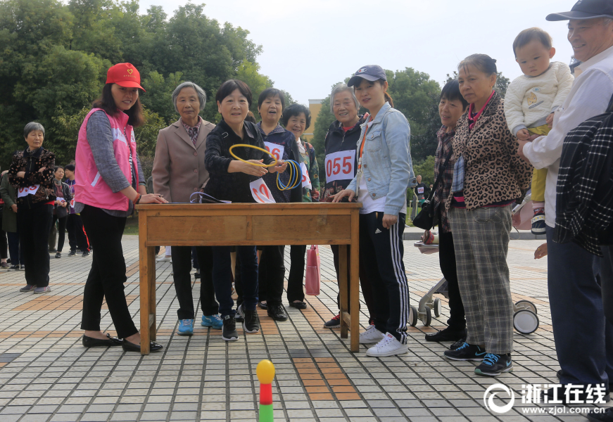 威尼斯城娱乐官方平台-近期小学生风靡玩“烟卡”�，三亚市教育局：禁止带入校园，可没收