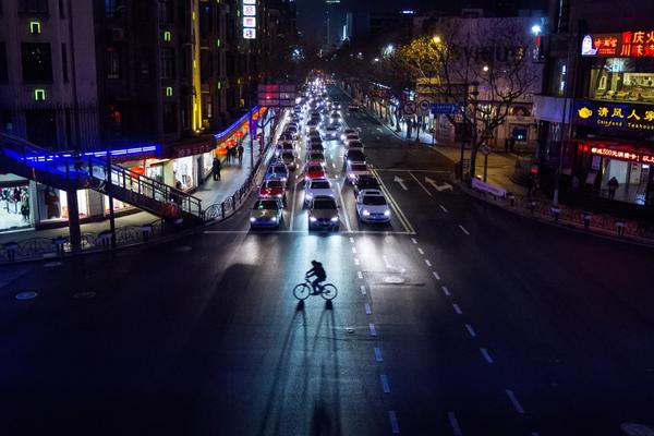 乐鱼官方app下载-新疆小女孩在机场即兴跳舞