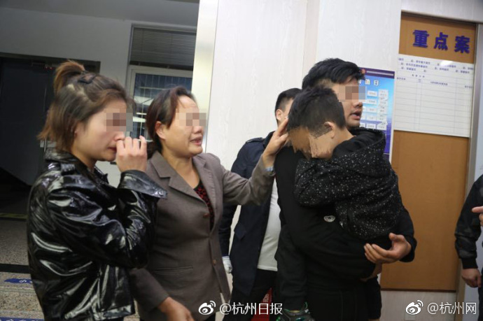 云开全站app登录app下载-女子因蒜苗被轧怒砸奔驰车
，河南警方	：双方就财产损失达成谅解