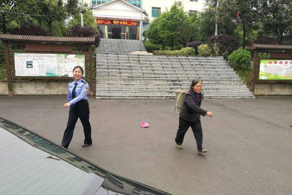 半岛在线登录官网-江西师大男学生虐猫