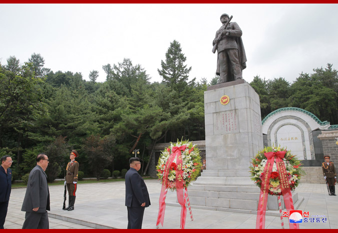 半岛综合平台登录入口-Picturesque silver trees and flowers