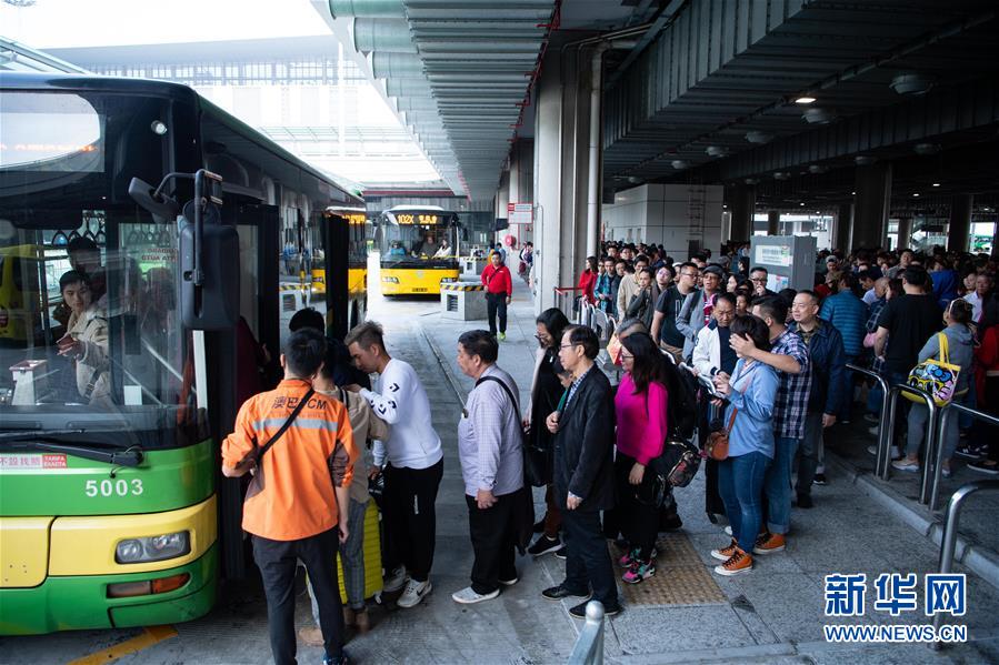 开云电子娱乐-女子称机场上厕所遭男孩强行推门