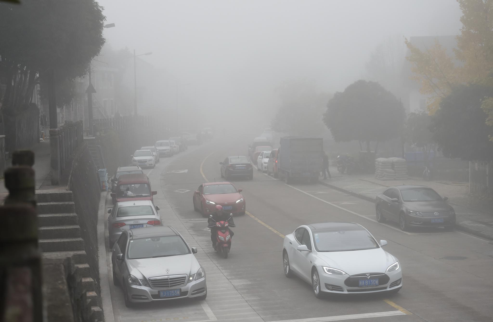 江南官方入口-下雨天为什么容易思绪万千？