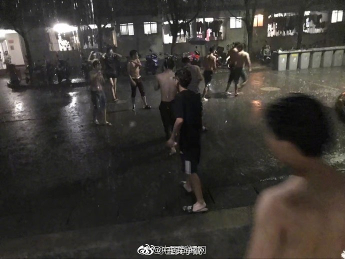 开云手机入口官网-周雨彤一次醉酒换来一生内向