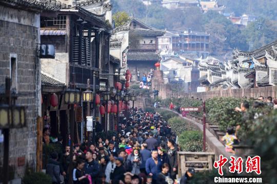 星空体育综合app下载-今年唯一日全食:太阳被吞成指环