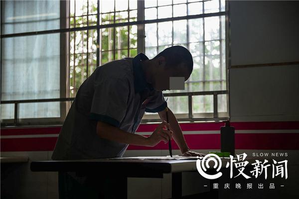 江南网页版入口-男子因诈骗罪服刑期间又诈骗多名狱友超10万元，赃款被亲属挥霍