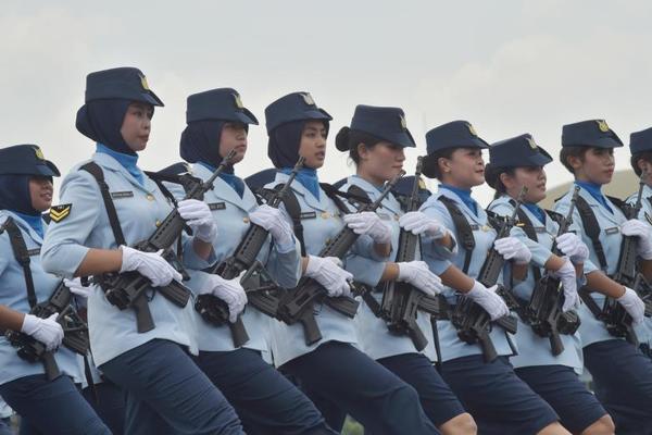 久赢娱乐官网-新疆小女孩在机场即兴跳舞