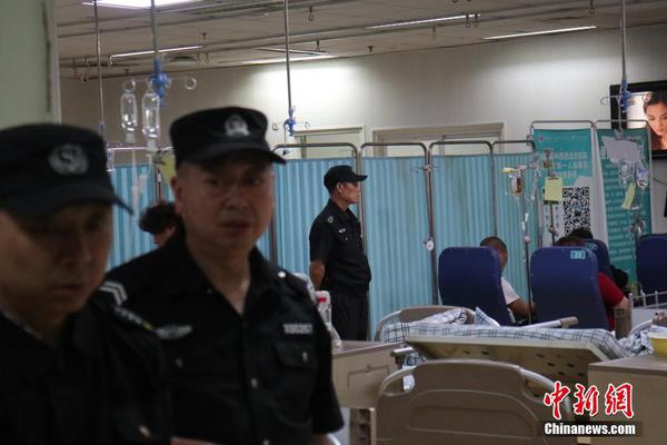 开云体验app官方入口-机师暖心绕圈让两侧乘客空中观赏极光，却遭女乘客投诉不专业