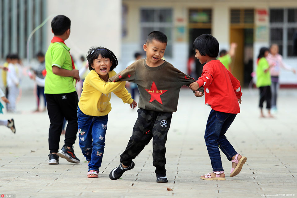 kaiyun体育-马上评丨小学生“打烟牌”该不该禁
？