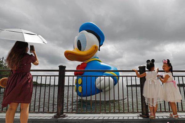 kok电竞首页-平顶山执法人员拉扯女子抢夺手机