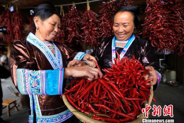 pg电子娱乐十大平台-挑战150斤巨型金枪鱼	
，极限6人轮番拉线，切生鱼片鲜味生猛