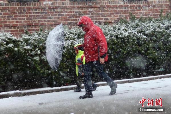 乐鱼官方在线登录-女子乘自动扶梯上楼半个身子突然被“卷入”，消防紧急救援