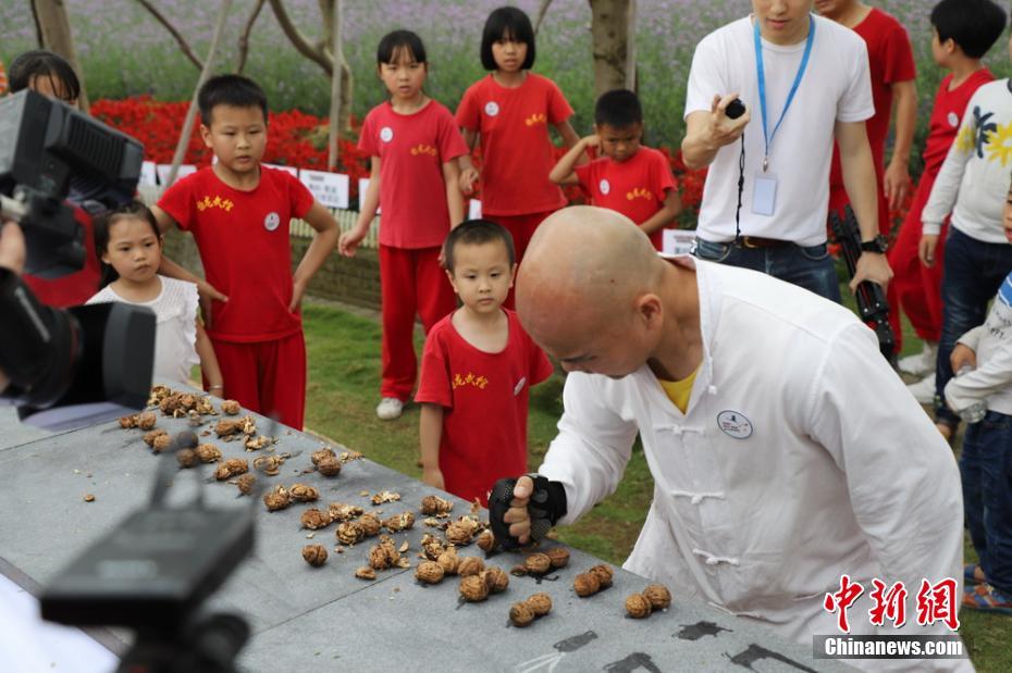 开云电子娱乐-女子称机场上厕所遭男孩强行推门