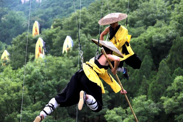 永利官网注册-赵露思安妮海瑟薇穿同款皮裙