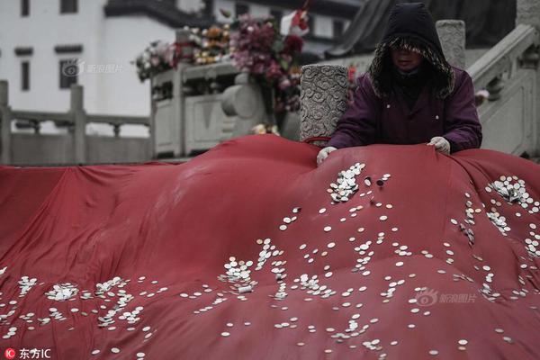 华体育app下载方式-女子因蒜苗被轧怒砸奔驰车
，河南警方：双方就财产损失达成谅解